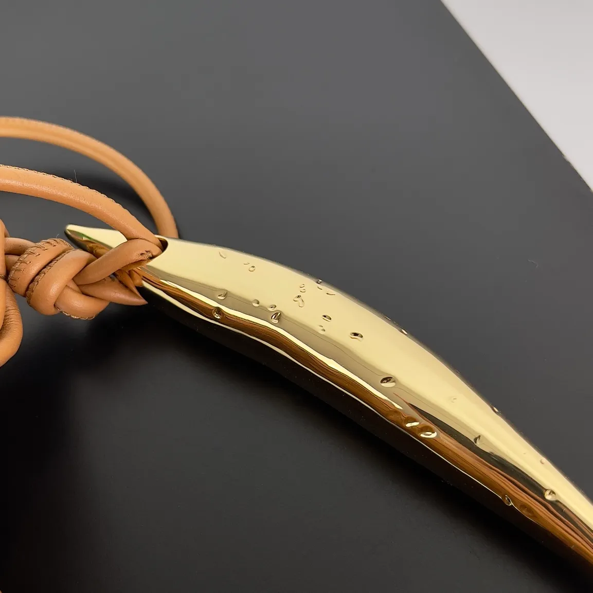 Batch of 1260 BV Mini Sardine is coming‼ ️Super high-end, stainless steel hardware + 24k real gold plating process, fish scales (concave and convex positions) are the finishing touch, the sardine bag that can be carried cross-body is completely beautiful to the heart. The metal element handle and the weaving are perfectly combined to completely integrate the artistic sense and elegance and fashion. It is really like a work of art🏺The large size is elegant, the small size is exquisite and cute, a must-have item for fashionistas, and the details are perfectly reproduced. Style number: 744267 Size 20*12*2.5